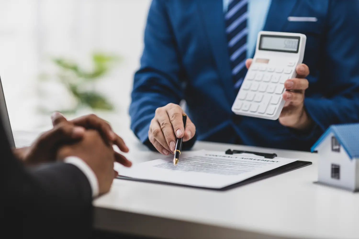 Geschäftsmann und Immobilienmakler diskutieren über Hausverkaufspreise, Gebühren, Hypotheken, Zinsen, Miete, Cashflow und Darlehen